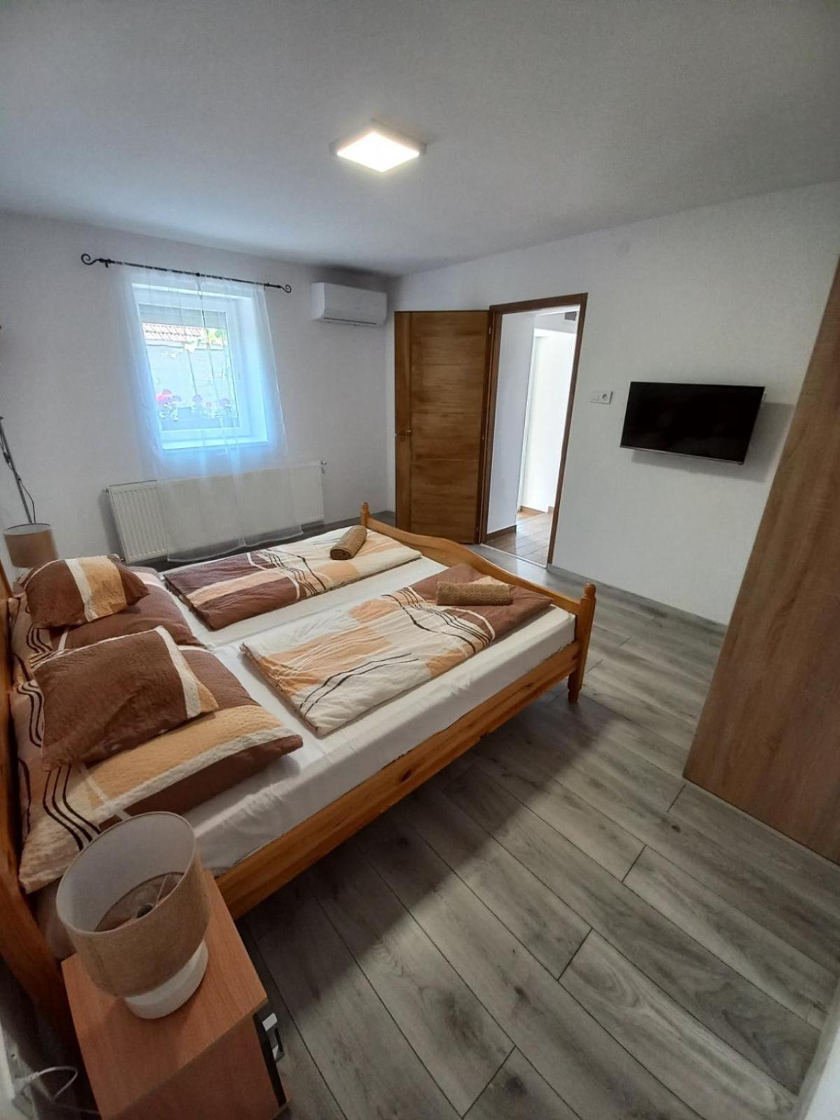 Oazis Apartman Sarospatak Ngoại thất bức ảnh